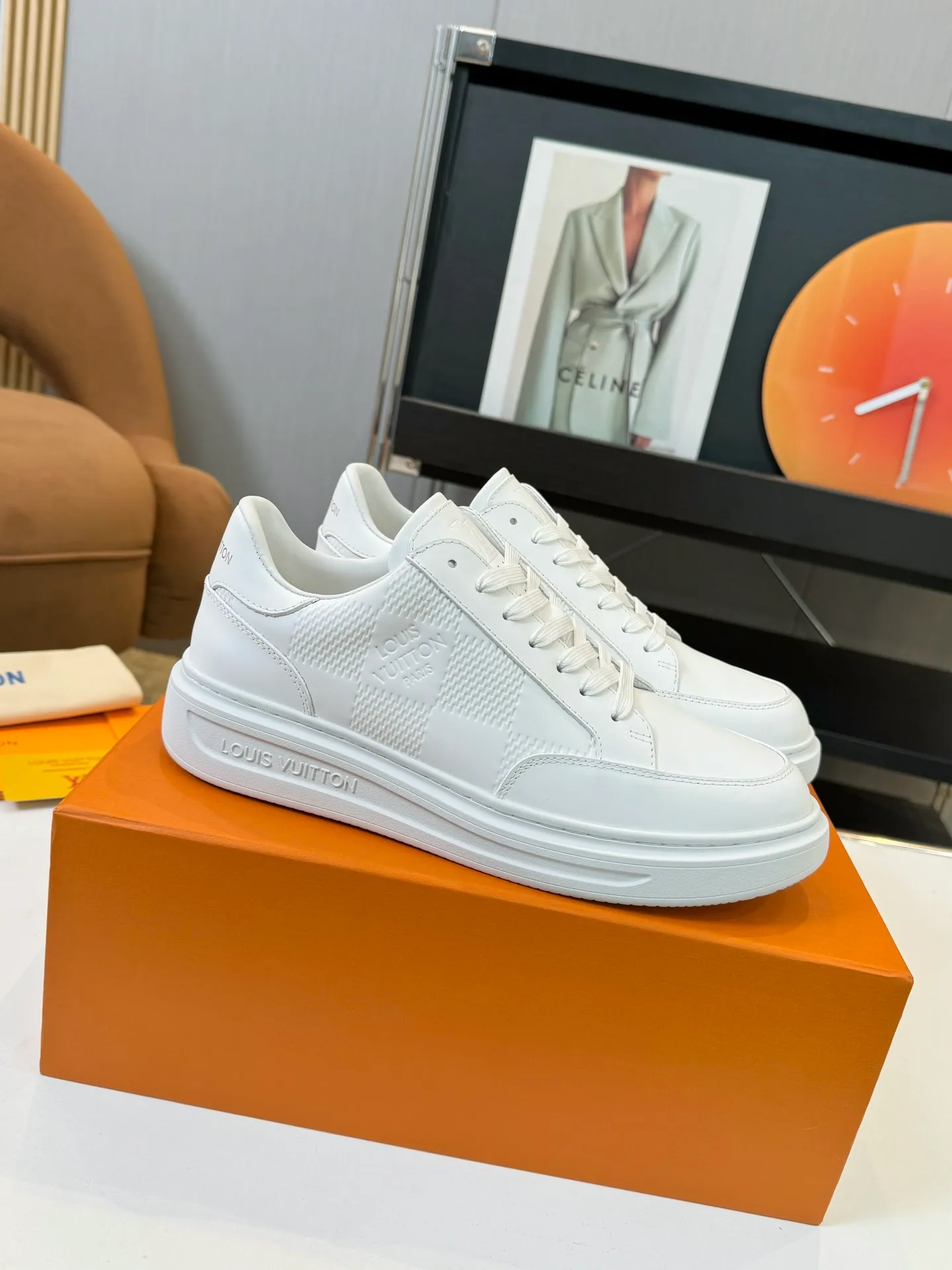 Men's Men's Shoes 💰620💰 LV [Beverly Hills Sports Shoes Series] This Beverly Hills sports shoes are made of grained cow leather with Damier pattern, echoing the current season's leather goods series. The thick rubber outsole is lightweight, and an embossed Louis Vuitton logo adds a branding touch. Padded insole and technical fabric lining enhance comfort.  Detailed Features ♛ Silk cowhide ➕ Tumbled cowhide ♛ Ultra-light rubber outsole ♛ Louis Vuitton logo on tongue and outsole ♛ Size: 38-46